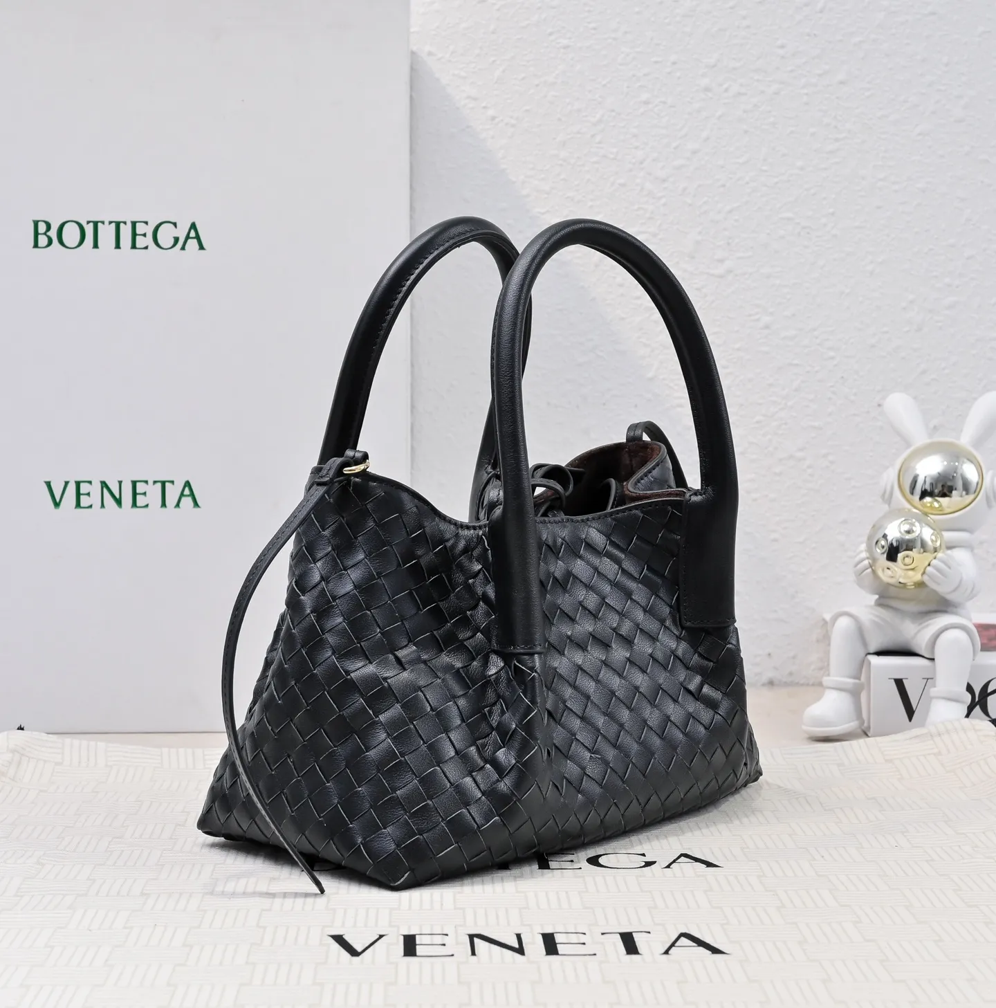 Batch 1760 BOTTEGA VENETA 2025 new product pinacoteca has super soft leather, and the weaving function, practicality and relaxed fashion sense have not fallen behind❤️‍🔥Amway has given sisters a must-have bag when going out. The size of the bag also accurately meets the commuting needs of urban beauties. It can accommodate mobile phones, keys, lipstick, powder, sunscreen, shopping bags...all of it! ! ! 🔥The capacity should not be underestimated~ It does not choose people, clothes, or occasions. With its majestic curved outline, exquisite woven texture, delicate edges and rounded handles, this woven vegetable basket bag truly achieves the goal of "dressing up and being fashionable without getting in the way"~ Are you interested in Jimei? Style number: 9004 Size: 24*15*12cm